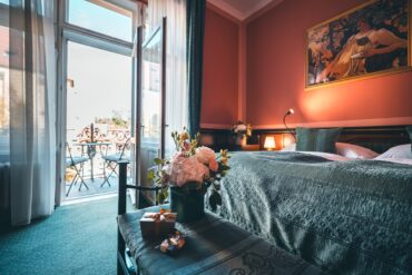 Elegantes Hotelzimmer im Hotel Hastal Prague Old Town mit Balkon, Blumen und klassischem Dekor
